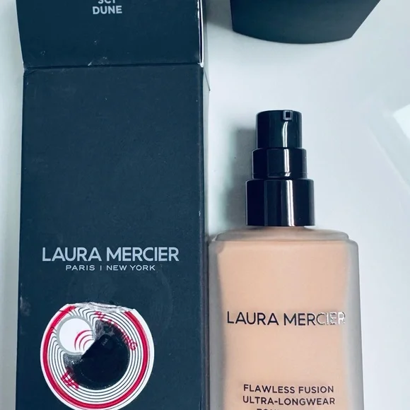 Laura Mercier Flawless Fusion Ultra-Longwear Foundation - Black Packaging - Picture 5 of 5
